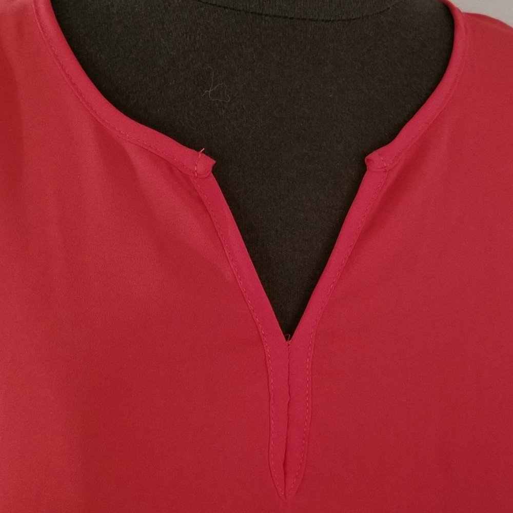 My Michelle | Pleat-back V-Neck Hi-Low Top - Picture 3 of 8